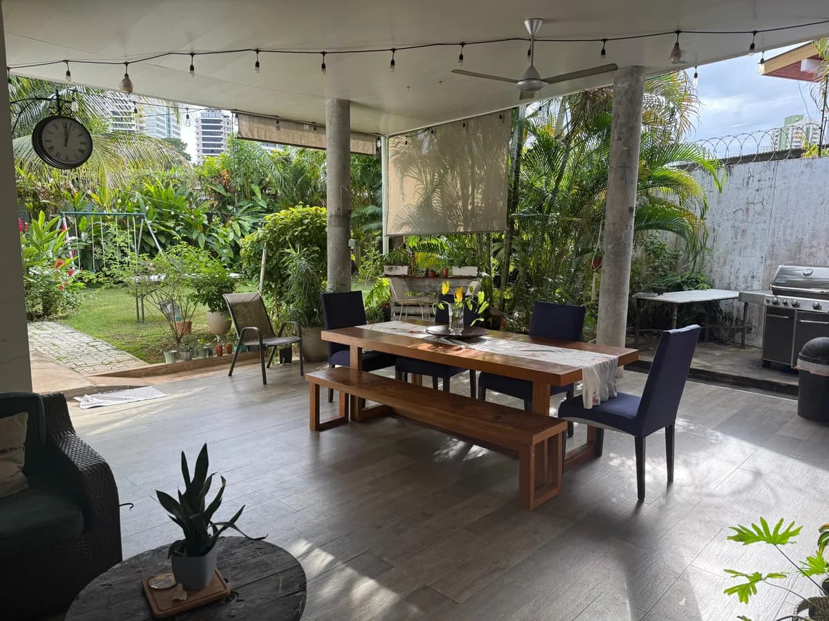 4-Bedroom House with Pool for Sale in El Carmen