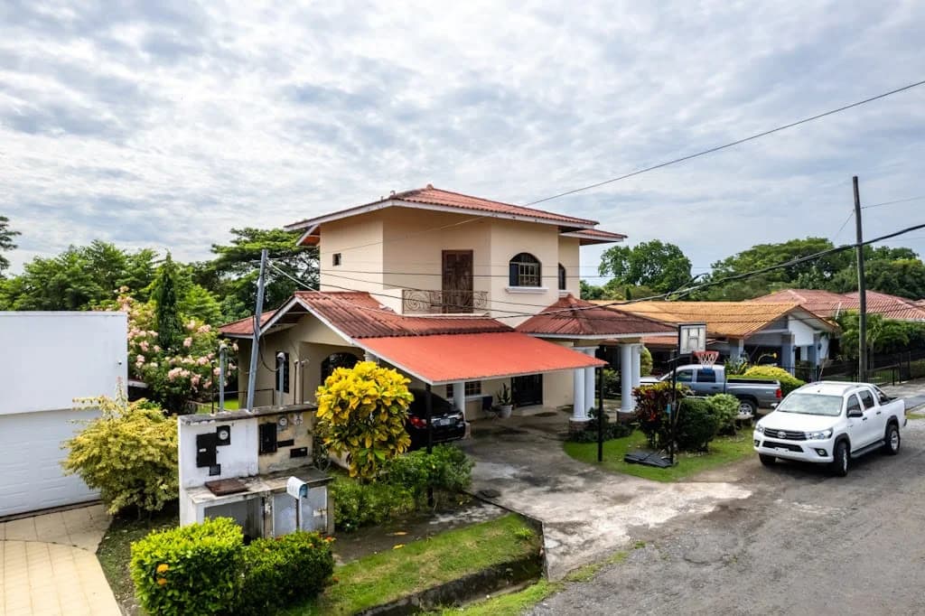 Maison de 4 Chambres à Vendre dans une Communauté Résidentielle Privée, Panama - Photo 4