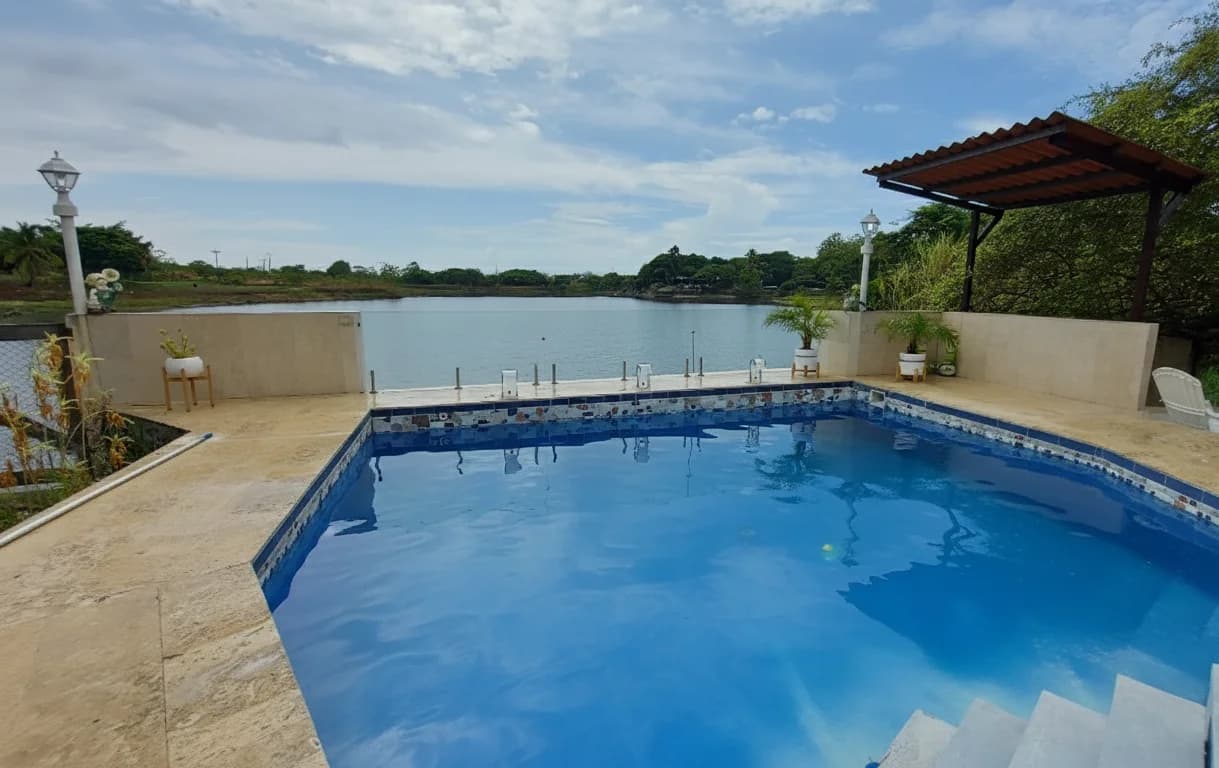 Lakefront Oasis in San Carlos: 4BR Pool Estate with Airbnb Income - Photo 2