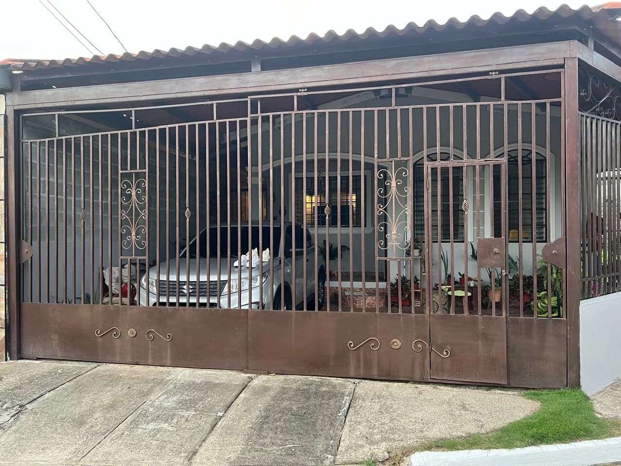 La Riviera Oasis: Hogar Esquinero de 3 Dormitorios con Jardín Privado en Don Bosco - Photo 2