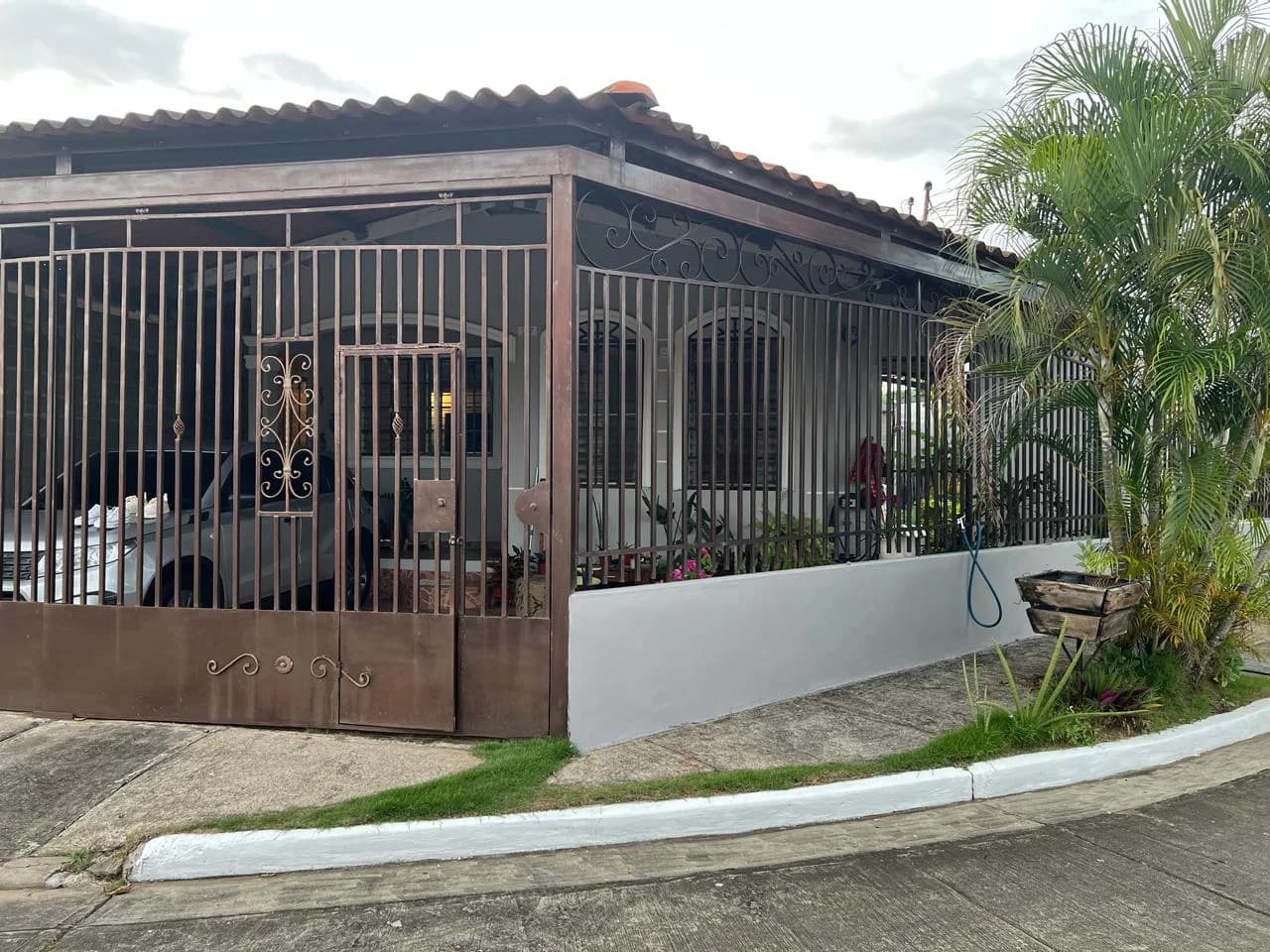 La Riviera Oasis: Hogar Esquinero de 3 Dormitorios con Jardín Privado en Don Bosco - Photo 3