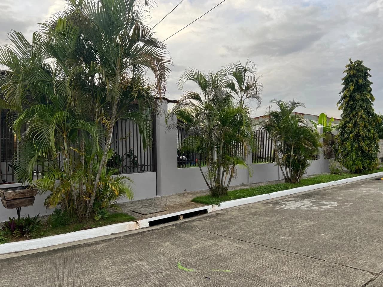 La Riviera Oasis: Hogar Esquinero de 3 Dormitorios con Jardín Privado en Don Bosco