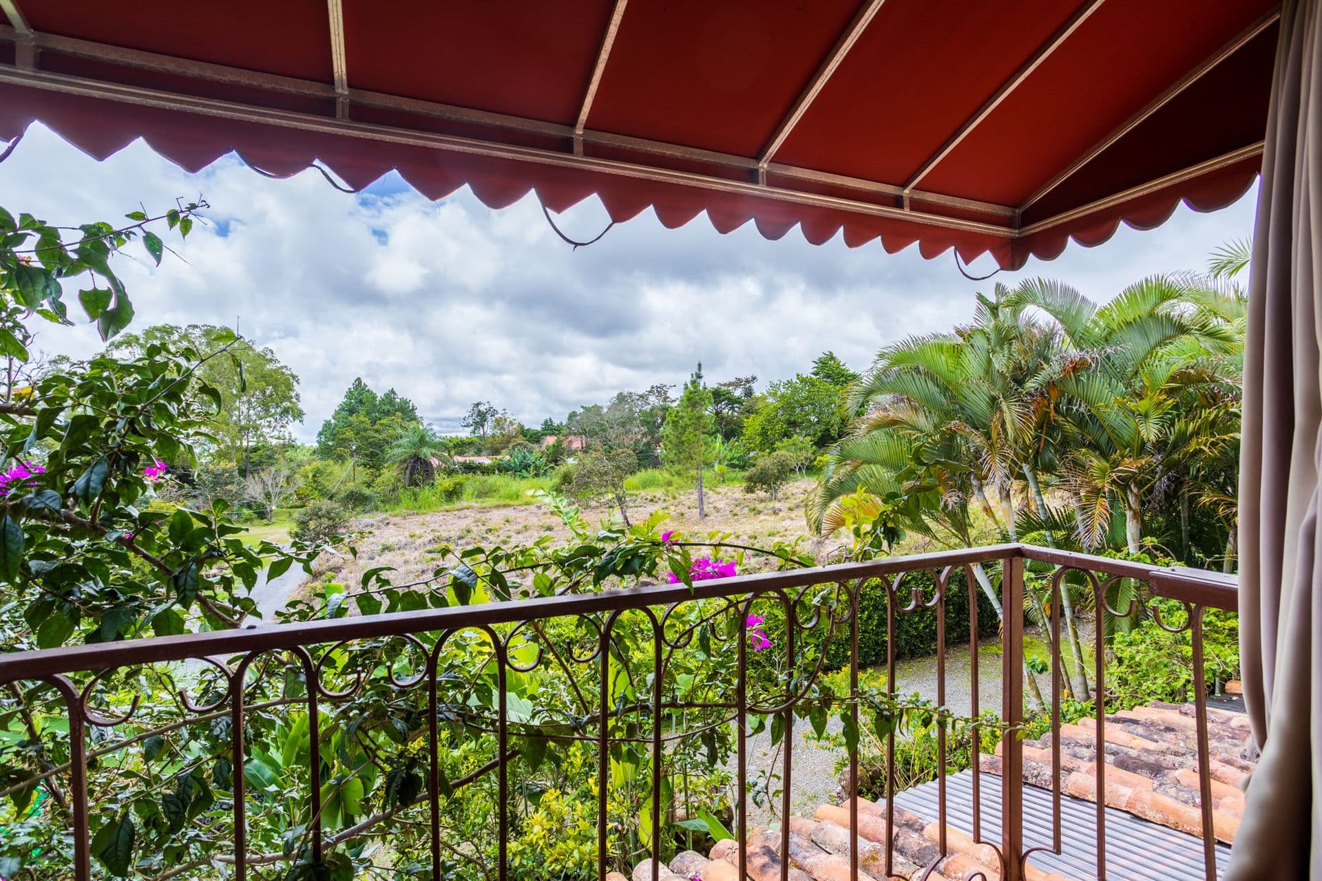 Villa San Miguel: $1.5M Income-Producing 16BR Villa in Alto Boquete - Photo 4