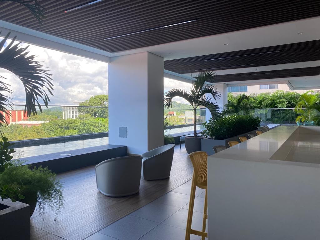 Elegante Residencia en el Cielo de 2 Habitaciones en El Cangrejo - Vistas Modernas y Vida Premium