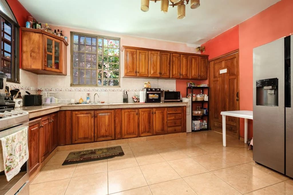 Engineered Serenity: 4-Bed Teak-Kitchen Home in Gated Villa Venice, David - Photo 2