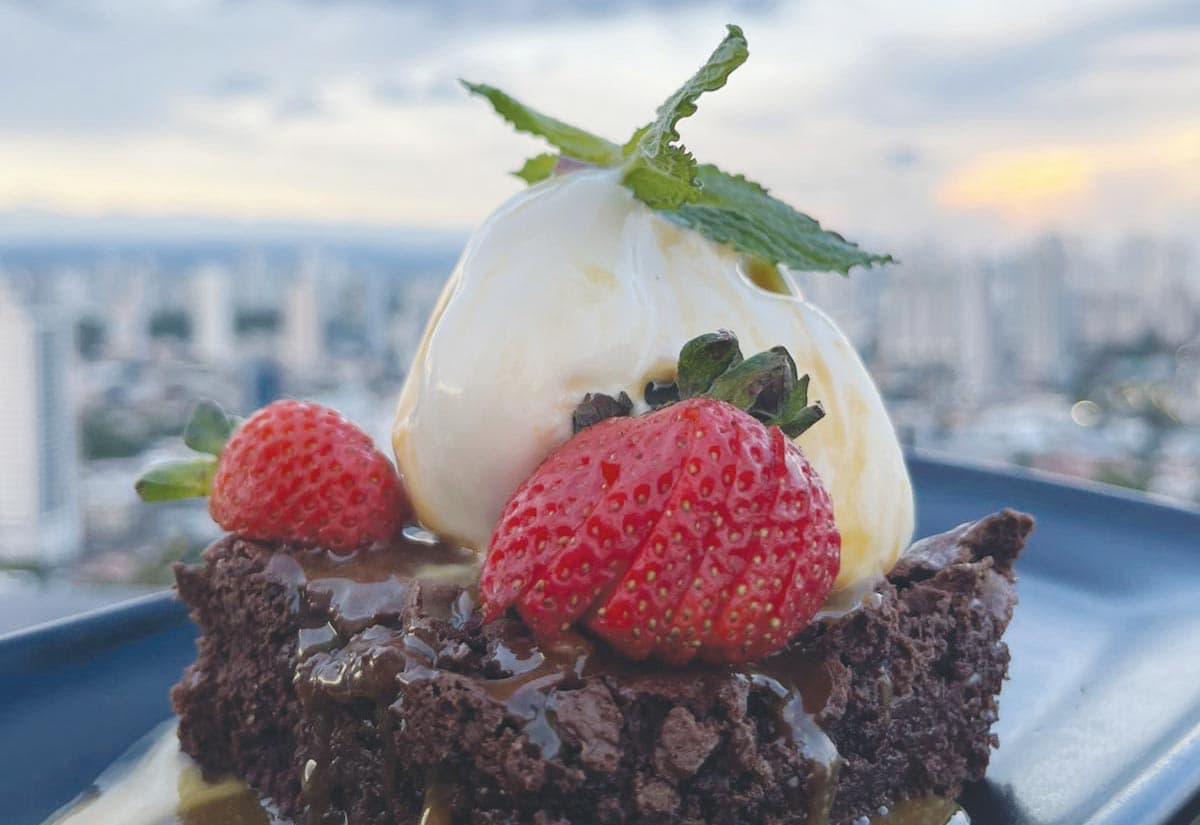 Luna Rooftop: Panama City's Premier 31st Floor Dining Experience in the Banking District