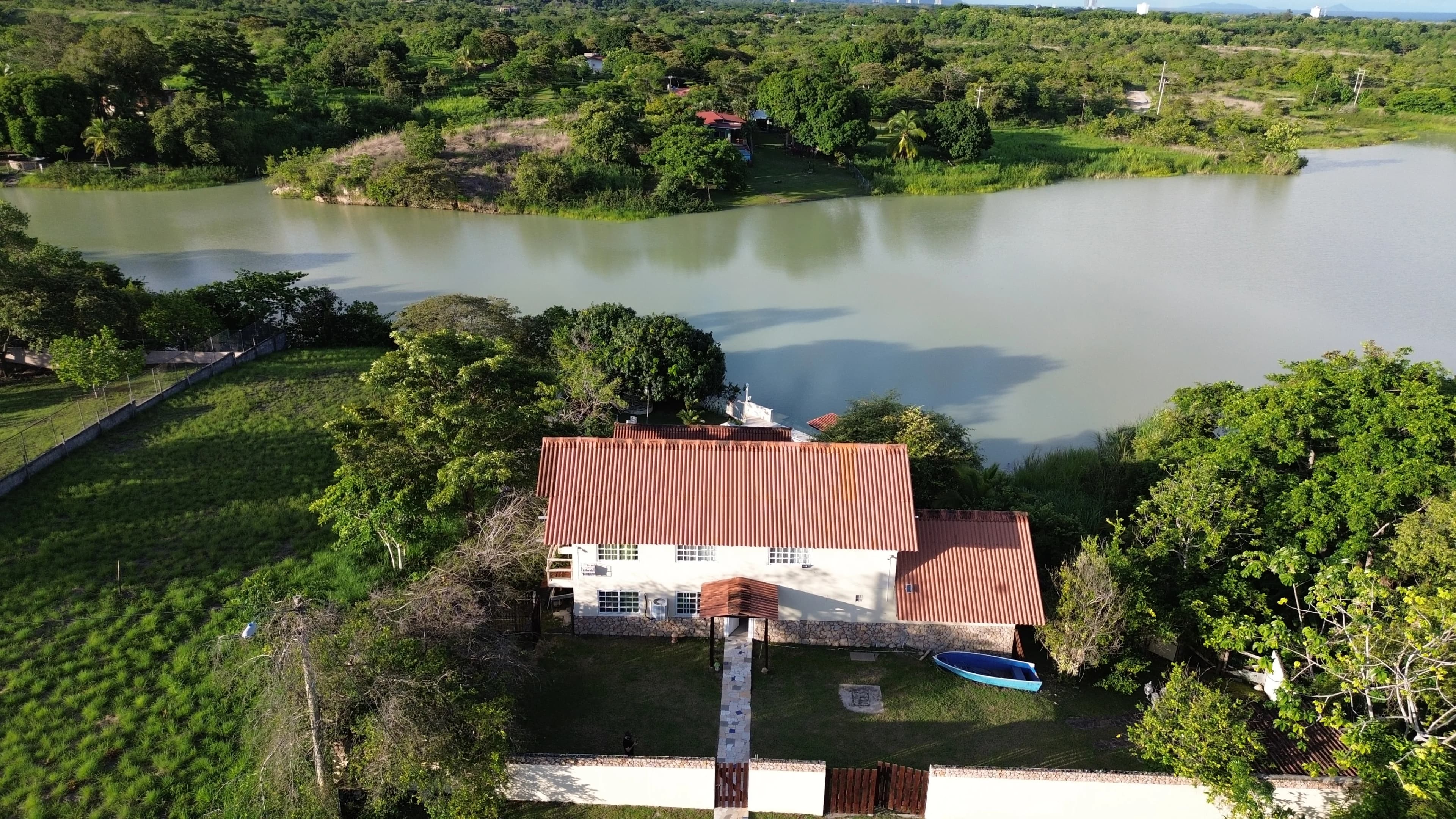 Lakefront House with Pool & Jacuzzi in San Carlos