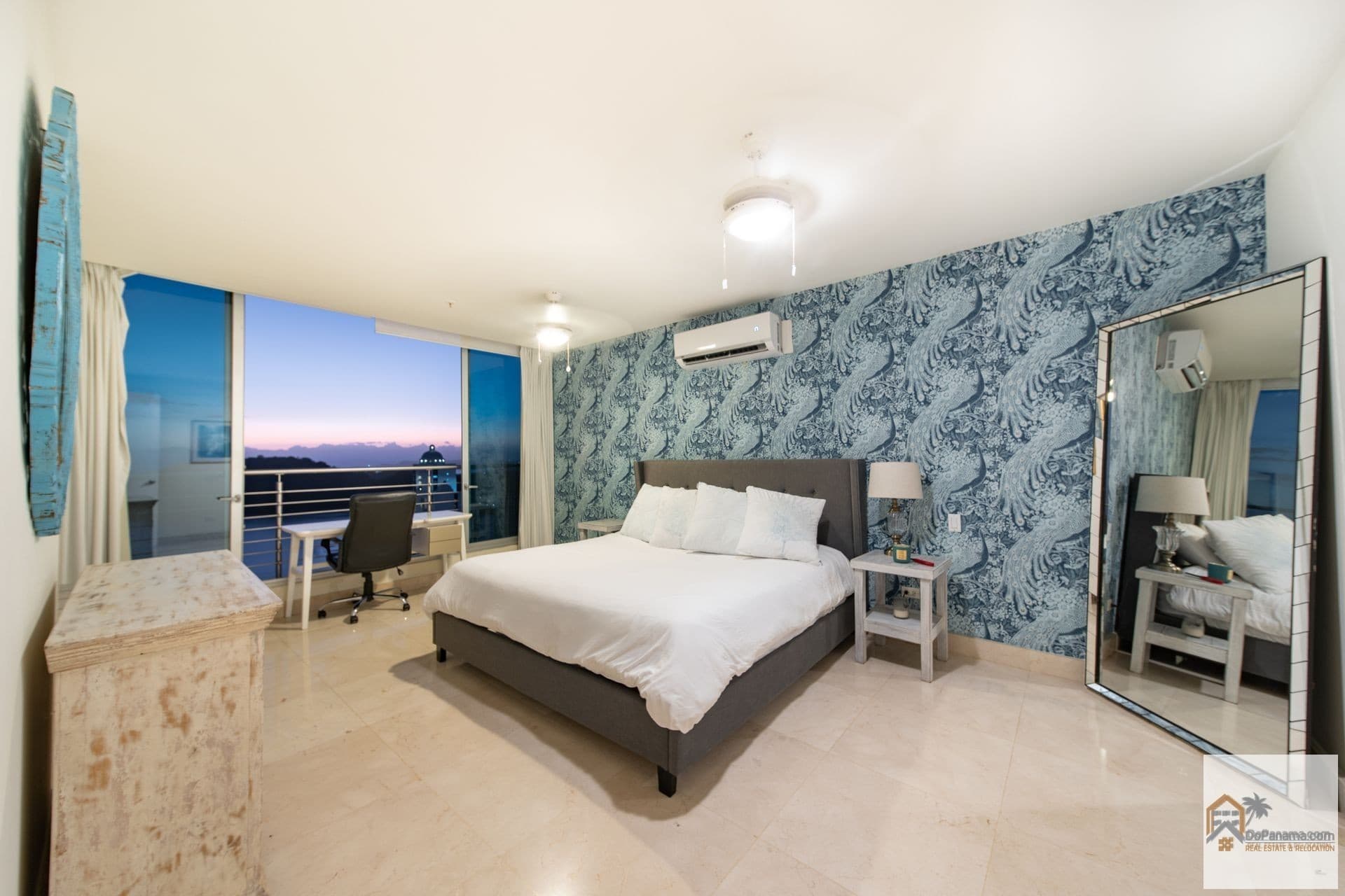 Casa Bonita Penthouse: Panama City's Crown Jewel with Ocean Views $1.2M - Photo 4