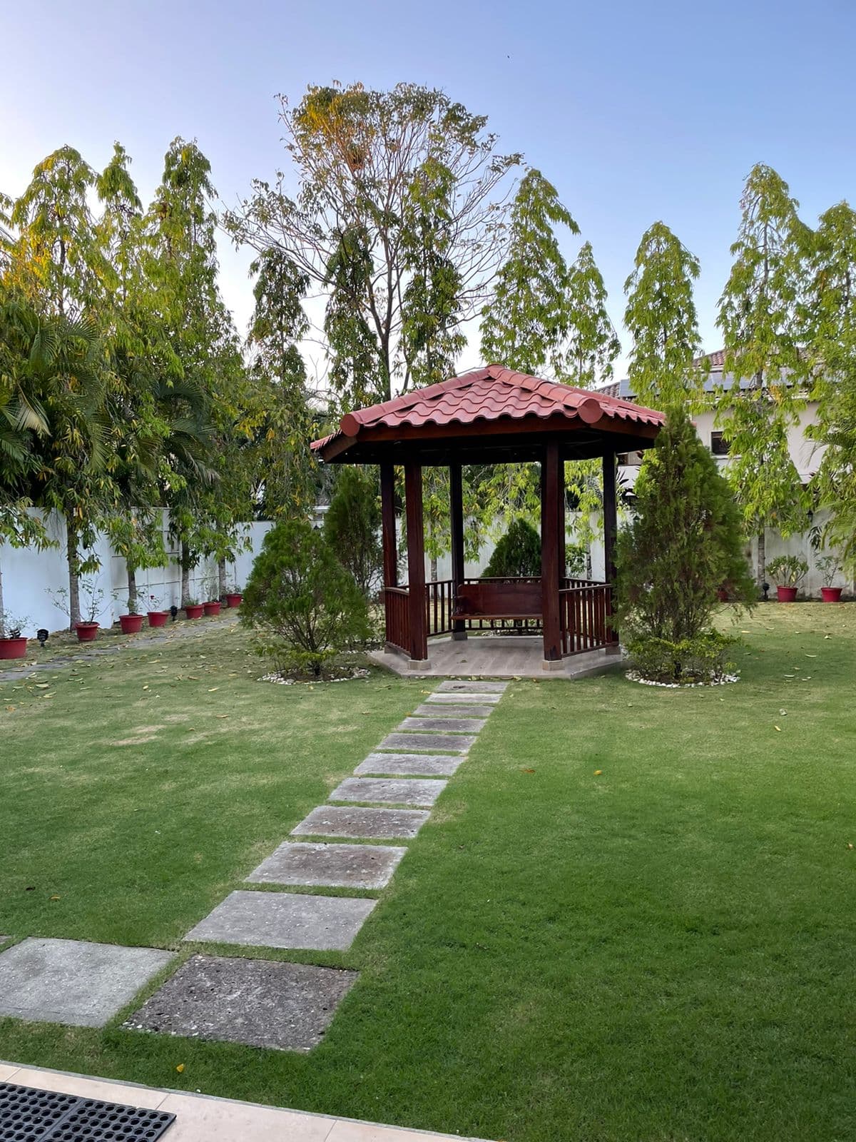 Costa del Este Garden Paradise | 5BR Luxury Estate $1.75M - Photo 5