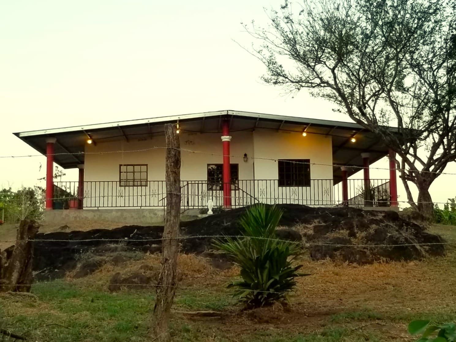 Mountain Sanctuary: 4BR House & 8-Acre Estate in Guararé - $180K - Photo 2