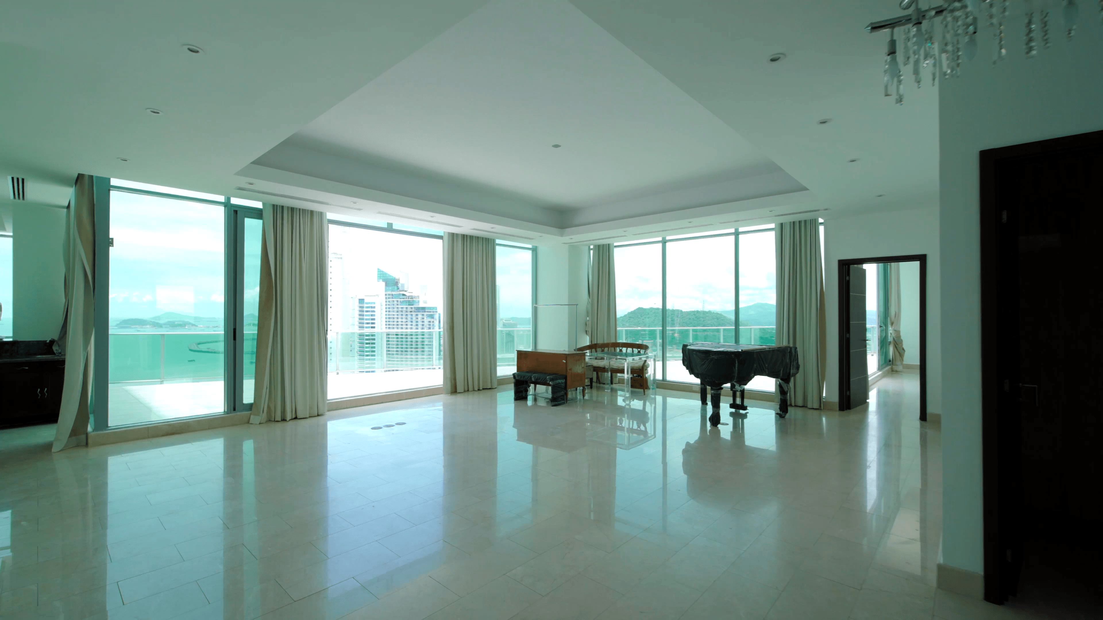 P.H. Allure Penthouse: 3BR Luxury Condo with Panoramic Panama City Views - Photo 3