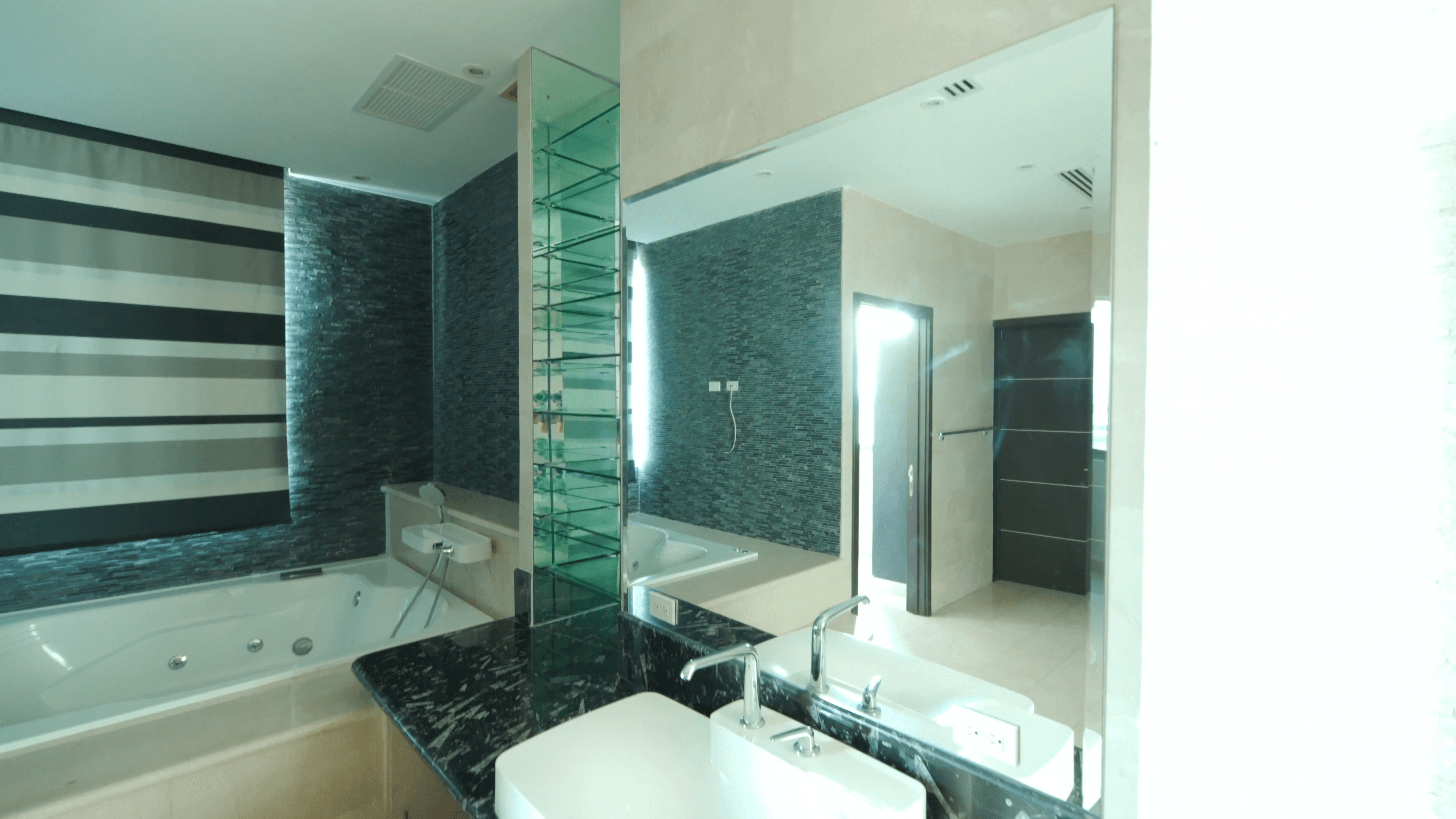 P.H. Allure Penthouse: 3BR Luxury Condo with Panoramic Panama City Views - Photo 5