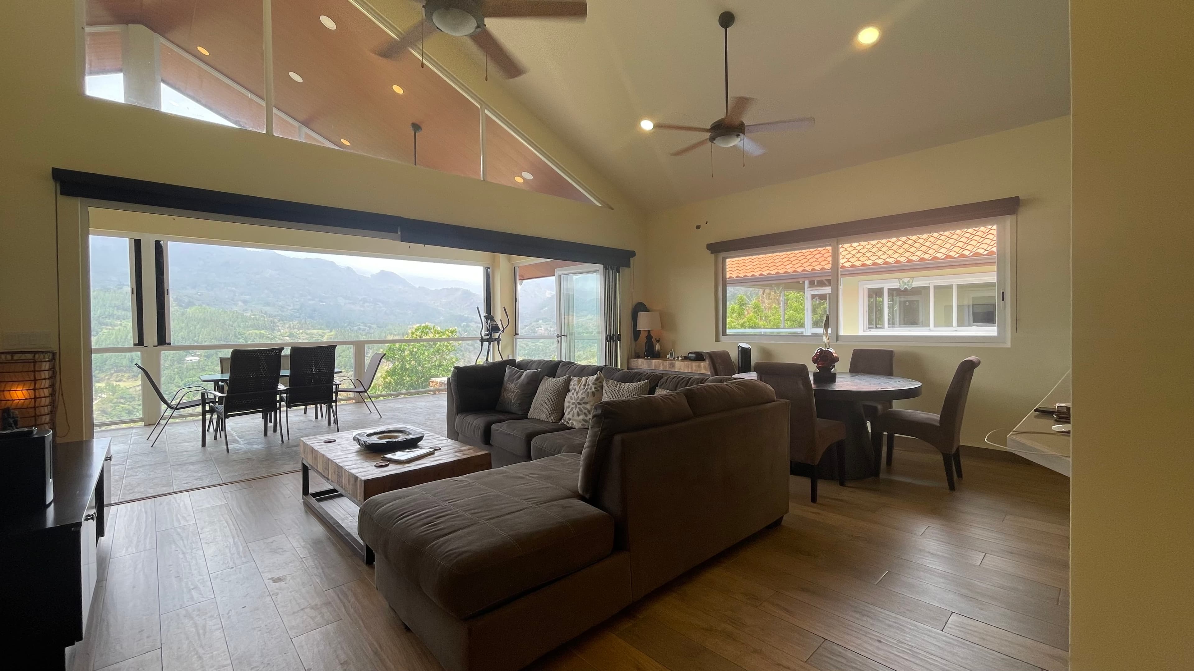 Spectacular $1.2M Dual-Home Estate with Infinity Pool - Altos del María - Photo 4