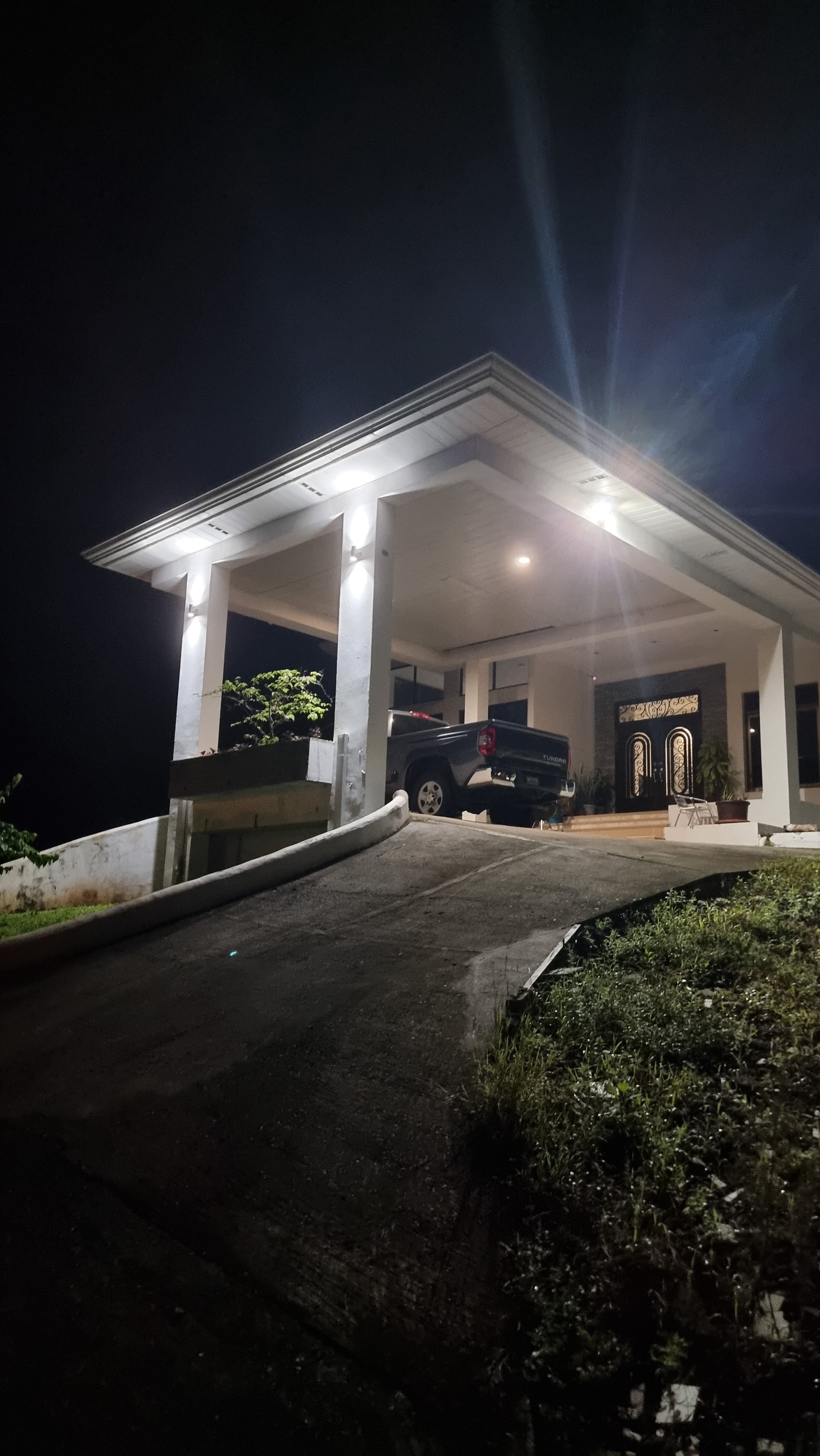 Modern 4BR Hilltop Sanctuary in David - Mountain Views & Chef's Kitchen