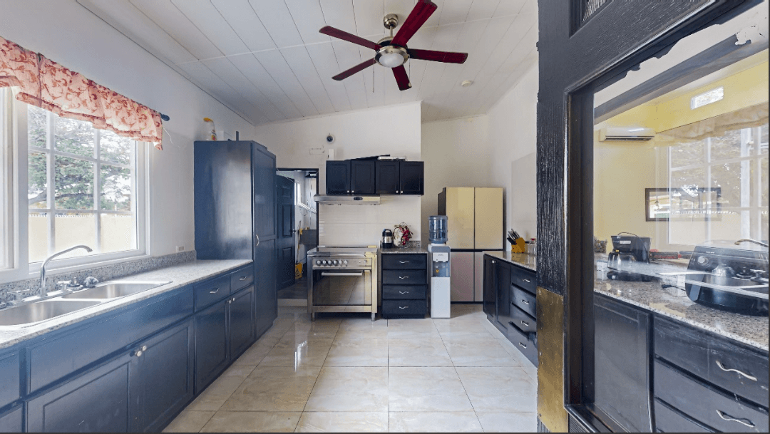 Solar-Powered Paradise: 4BR Home w/ Pool & Jacuzzi $351K Panama Oeste