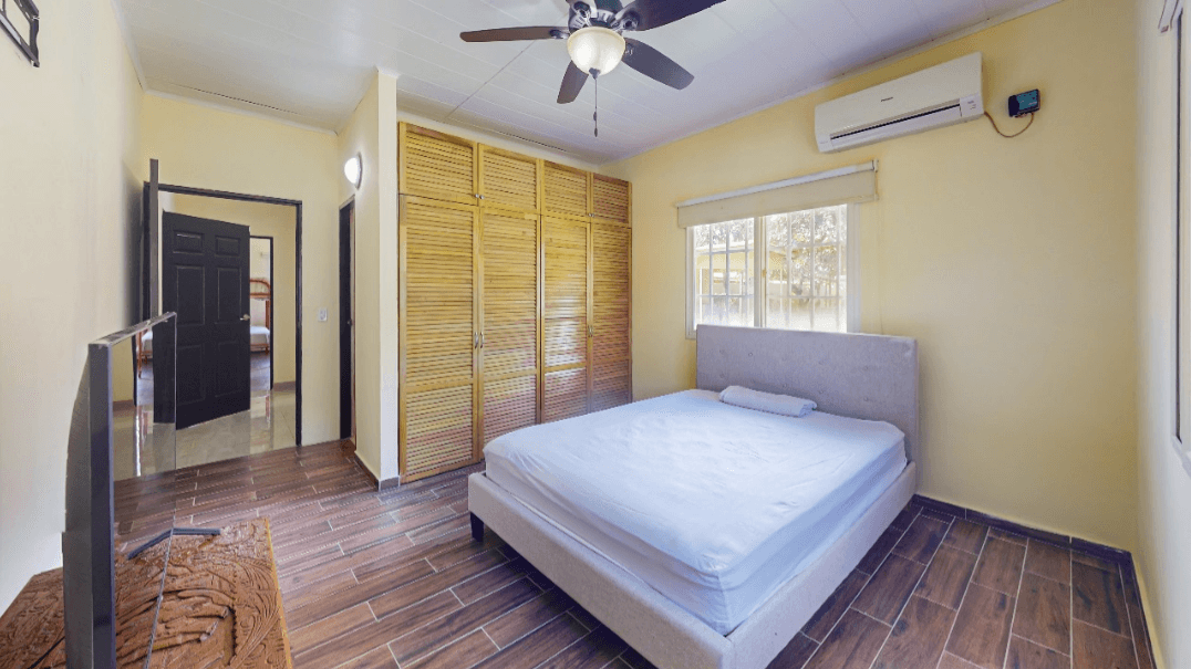 Solar-Powered Paradise: 4BR Home w/ Pool & Jacuzzi $351K Panama Oeste - Photo 2