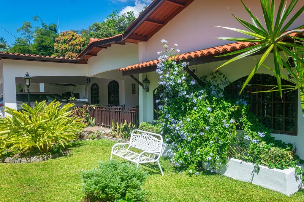 Private Estate in Las Cumbres: Pool Villa + Guest Apt $450K - Photo 2