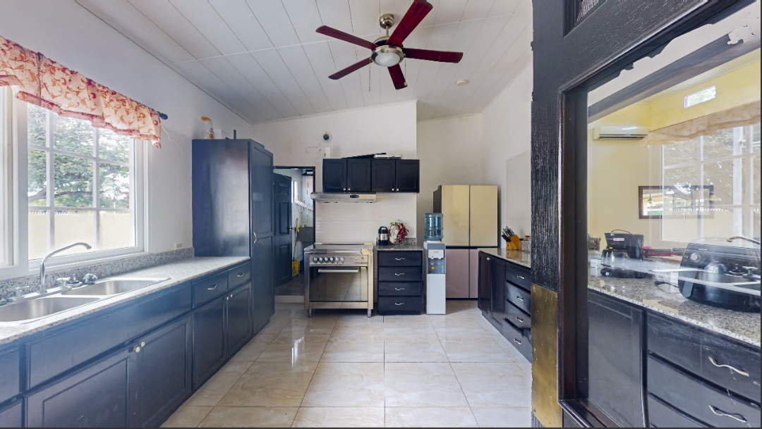 Solar-Powered Paradise: 4BR Home w/ Pool & Jacuzzi $351K Panama Oeste
